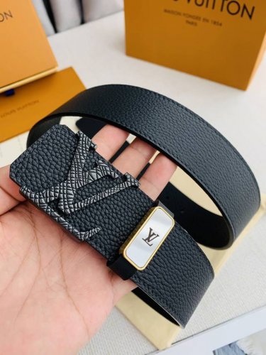 品名： Lv..路易..威登原单 型号：经典挂扣，纯钢材质十字纹扣头，图片实物拍摄 材料：头层牛皮，挂扣系列，纯钢质扣头，钯镀电镀工艺永不掉色。