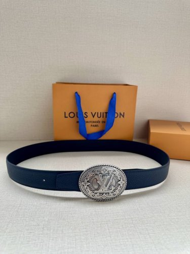 3.4宽 本款 Lv Heritage 双面腰带以粒面和素净皮革分饰两侧，再借纹理丰富的金属搭扣升华典雅格调。锥形末端续写现代简约之笔 金属件 双面 西班牙制造