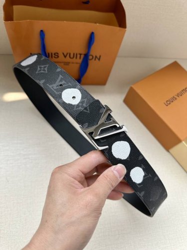 特P170 Lv X Yk Lv Initiales 双面腰带来自路易威登 X 草间弥生合作系列，展现手绘效果波点印花的艺术精髓。Monogram Eclips