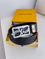 品名： Lv..路易..威登腰带皮带原单 型号：挂扣，经典纯钢材质挂扣，头层牛皮，图片实物拍摄 材料：头层牛皮，挂扣系列，纯钢材质扣头，钯镀电镀工艺永不掉色。原