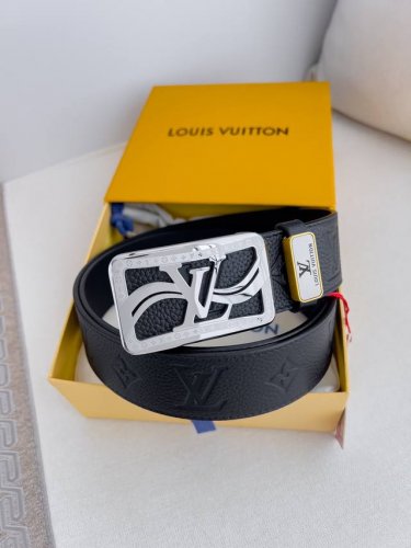 品名： Lv..路易..威登腰带皮带原单 型号：挂扣，经典纯钢材质挂扣，头层牛皮，图片实物拍摄 材料：头层牛皮，挂扣系列，纯钢材质扣头，钯镀电镀工艺永不掉色。原