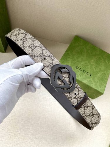 宽度4.0Cm Gucci Marmont系列每一季都会推陈出新，为灵感源于70年代的标志性Gg配件注入现代精髓。Supreme帆布印花 腰带反面采用咖啡色原版