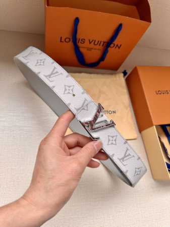 特 本款4.0宽 Lv Initiales 双面腰带响应当季 Taigarama 皮具系列的热烈号召，为 Monogram 帆布一面涂抹明快新色，另一面选用柔滑 - 点击图像关闭