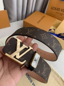品名： Lv..路易..威登原单 型号：纯钢材质挂扣，新款花纹挂扣，头层牛皮，图片实物拍摄 材料：头层牛皮，挂扣系列，纯钢质扣头，钯镀电镀工艺永不掉色。咖老花头