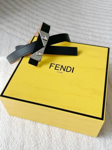 特 Fendi 芬迪 女士小腰带 宽2.0Cm 头层牛皮内衬磨砂皮 独特造型五金搭扣