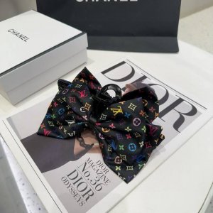 配包装盒 Louis Vuitton 路易威登 驴家新品抓夹，经典Lv标志，简单大气，特别吸睛！超火爆小单品