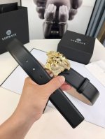 范思哲Versace，此款柔软的皮带饰有金、银双色调的水晶镶边3D美杜莎腰带扣，是一款可提升正装或休闲牛仔装质感的优雅配饰。4.0Cm宽，