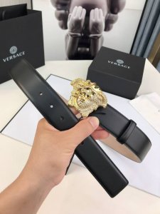 范思哲Versace，此款柔软的皮带饰有金、银双色调的水晶镶边3D美杜莎腰带扣，是一款可提升正装或休闲牛仔装质感的优雅配饰。4.0Cm宽，
