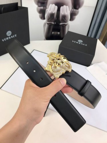 范思哲Versace，此款柔软的皮带饰有金、银双色调的水晶镶边3D美杜莎腰带扣，是一款可提升正装或休闲牛仔装质感的优雅配饰。4.0Cm宽，