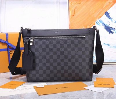 顶级原单品质 男士斜挎包 型号：N40003 黑格子 尺寸：34*8*26Cm 重金打版复刻进口原版头层牛皮配原厂Pvc料复刻皮质超级柔软，正品有售定制专柜原版