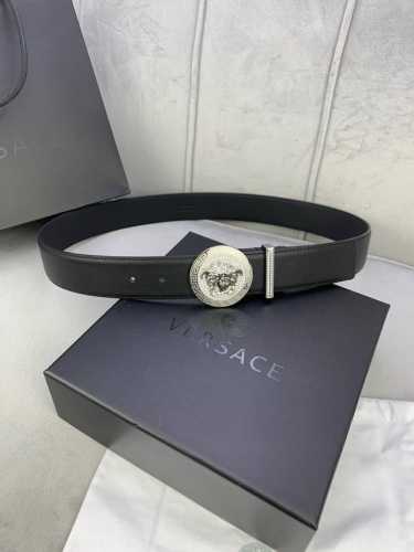 宽度4.0Cm Versace此款腰带采用柔软牛皮革于意大利精制而成，配有白 金色圆形腰带扣，戒指镶钻 钢扣镶钻装饰的美杜莎。