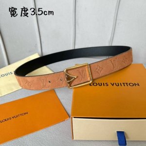 特 寬：35Mm 驢家新品 Nigo新品限量版 皮帶面採用全粒面壓品牌花紋 搭配原廠小牛皮底製成 全新造型搭扣造成 令人眼前一亮 雙面配戴 以一當二