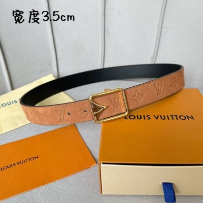 特 寬：35Mm 驢家新品 Nigo新品限量版 皮帶面採用全粒面壓品牌花紋 搭配原廠小牛皮底製成 全新造型搭扣造成 令人眼前一亮 雙面配戴 以一當二