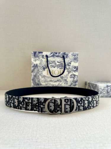 特 宽度3.5 Cm Dior 迪奥两面腰带款式迷人多样，采用多种材质精心打造，为各式廓形增添点睛之笔，彰显优雅醒目的气质。向迪奥钟爱的细节艺术致敬，彰显非凡的