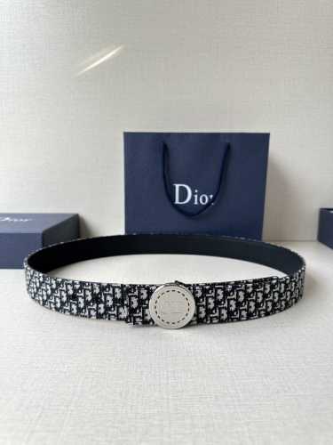宽度3.5Cm 这款 Dior Charm 腰带扣是夏季男装系列新品，采用不锈钢真空电镀菱饰面精心设计，重新演绎经典的 Dior 标志。可与各式 35 毫米腰带