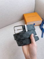 配全套包装礼盒 Lv 全新入门级款式，丰富了帆布腰带系列，同时饰有Damier Graphite格纹。Damier帆布腰带，小牛皮内衬 - 明亮镀钯黄铜搭扣 -