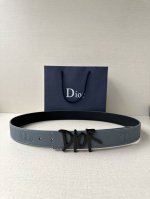 Dior 这款双面腰带结合典雅气质与摩登风范。双面均采用粒面牛皮革精心制作，一面为黑色，另一面多色可选 可搭配各式 35 毫米不锈钢腰带扣，更添精致，打造富有个
