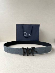 Dior 这款双面腰带结合典雅气质与摩登风范。双面均采用粒面牛皮革精心制作，一面为黑色，另一面多色可选 可搭配各式 35 毫米不锈钢腰带扣，更添精致，打造富有个