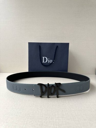 Dior 这款双面腰带结合典雅气质与摩登风范。双面均采用粒面牛皮革精心制作，一面为黑色，另一面多色可选 可搭配各式 35 毫米不锈钢腰带扣，更添精致，打造富有个