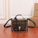 M47125 Vanity Chain Pouch手袋向经典化妆箱取灵感。以Monogram帆布诠释旅行精神。顶部手柄和可拆卸编织链条融入皮革元素，与包身的简明