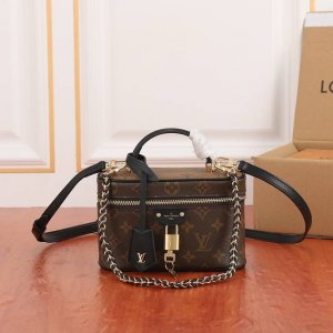 M47125 Vanity Chain Pouch手袋向经典化妆箱取灵感。以Monogram帆布诠释旅行精神。顶部手柄和可拆卸编织链条融入皮革元素，与包身的简明