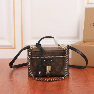 M47125 Vanity Chain Pouch手袋向经典化妆箱取灵感。以Monogram帆布诠释旅行精神。顶部手柄和可拆卸编织链条融入皮革元素，与包身的简明