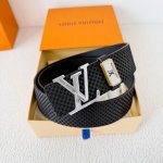 品名： Lv..路易..威登腰带皮带原单 型号：挂扣，经典纯钢材质挂扣，头层牛皮，图片实物拍摄 材料：头层牛皮，挂扣系列，纯钢材质扣头，钯镀电镀工艺永不掉色。原