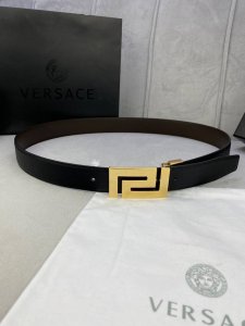 宽度3.5Cm Versace 范思哲 此款柔软的 手掌纹皮底 皮带饰有一个几何形状的希腊回纹别扣，既时尚又优雅。