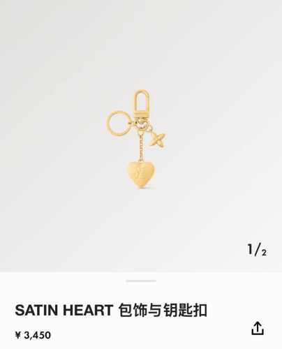 Lv包饰与钥匙扣 包包挂件 lv Heart 包饰取材耀目金属 于精巧链条悬挂心形铭纹装饰 与小号尖瓣 Monogram 花卉相映成趣 可为手袋增添华美一笔