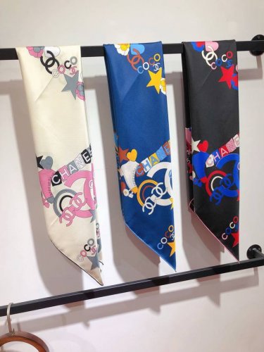 Scc2405 原单小香90Cm真丝方巾，顶级斜纹真丝材质纯手工卷边，轻奢感十足高端重磅斜纹真丝完全专柜品相面料追求造型，手感挺括，鲜艳饱满色彩超级养眼！好货不