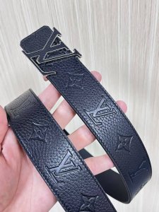 当季新款到货，4.0一面小牛皮荔枝纹纹压花，一面小牛皮平纹皮，精品扣实物实拍，官网同步，滴胶黑。布纹扣。