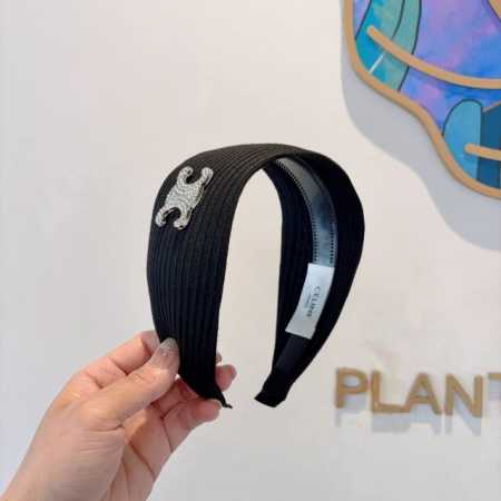 配包装 Celine 赛琳 新品字母毛线宽版发箍，佩戴舒适无压力，造型搭配必备！时尚外出百搭款发饰！ - 点击图像关闭