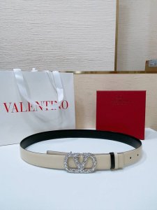Vlogo Signature搭扣，饰以施华洛世奇仿珍珠 -施华洛钻 花纹搭扣 -进口小牛皮材质 进平纹带身 -宽度：3厘米
