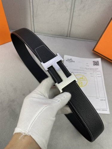 Hermes 爱马仕单面原版腰带，宽度:3.8其采用专柜最新底皮皮质，品质卓越，触感细腻。搭配新款鳄鱼纹扣时尚精美，彰显品牌魅力。无论是日常穿搭还是重要场合，此