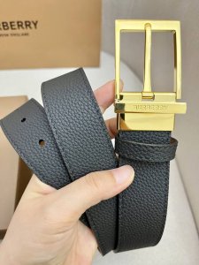 Burberry-巴宝莉！男士专柜对版金属扣，头层牛皮双面外用腰带，商务通勤休闲场合均适合佩戴。3.5Cm