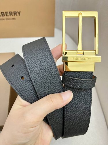 Burberry-巴宝莉！男士专柜对版金属扣，头层牛皮双面外用腰带，商务通勤休闲场合均适合佩戴。3.5Cm