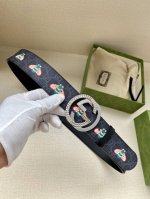 宽度4.0Cm Gucci 蜜蜂图案是gucci动物王国中的标志性元素之一，在这款配饰中焕新演绎为卡通风格设计。这款腰带融合了经典蜜蜂元素和双g图案，突显品牌悠