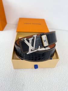 品名： Lv..路易..威登腰带皮带原单 型号：挂扣，经典纯钢材质挂扣，头层牛皮，图片实物拍摄 材料：头层牛皮，挂扣系列，纯钢材质扣头，钯镀电镀工艺永不掉色。经