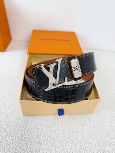 品名： Lv..路易..威登腰带皮带原单 型号：挂扣，经典纯钢材质挂扣，头层牛皮，图片实物拍摄 材料：头层牛皮，挂扣系列，纯钢材质扣头，钯镀电镀工艺永不掉色。经