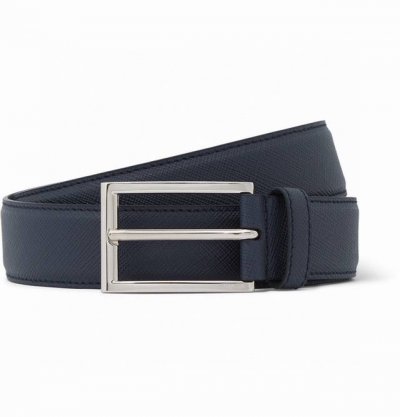 Rada 普拉达 专柜同款 男士商务休闲腰带 宽3.5Cm 蓝色Saffiano牛皮底部光滑牛皮 五金抛光钢质带扣采用简约外形设计，其上以Rada徽标装饰，勾勒