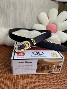 品名：菲拉格幕 原单皮带 材质：原单牛皮腰带 百分百头层牛皮腰带保证真皮，24K纯钢扣，专柜原单品质、做工精细，时尚大牌，送人自用首选 包装： 请认准如图专柜包