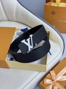 特 Lv 奢华款现代 饰以雅致大方的标志性 柔软结实的皮带 可搭配从礼服到休闲装各种服饰 宽度4.0Cm