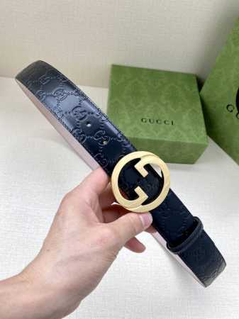 宽度4.0cm GUCCI古驰爱的进行曲 全新时装系列精选品牌典藏元素，以几何造型焕新演绎互扣式双G原版钢扣标识，呈现多款别致单品。历久弥新的设计元素与本次时装 - 点击图像关闭