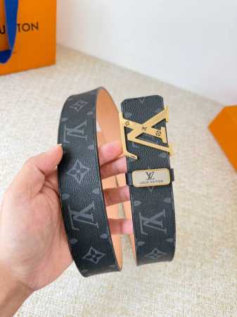 品名： Lv..路易..威登腰带皮带原单 型号：挂扣，经典纯钢材质挂扣，头层牛皮，图片实物拍摄 材料：头层牛皮，挂扣系列，纯钢材质扣头，钯镀电镀工艺永不掉色。原 - 点击图像关闭