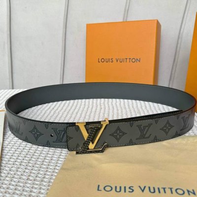 L0Uis Vuitt0N 專櫃最新升級版本 寬度40Mm 原廠小荔面壓刻有花型圖案效果 內襯進口柔軟小牛皮底 搭配新款字母搭扣 百搭易襯！