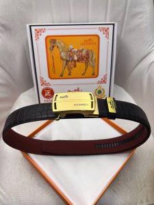 爱玛仕 原单头层牛皮小鳄鱼纹面，内衬头层皮压横条纹底．营造织纹外观。自动扣随意搭配．饰以标志原单扣。专柜宽度3.5 DDD