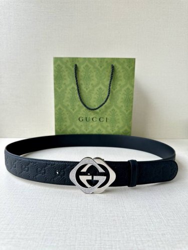 宽度4.0Cm Gucci典藏设计中的标志性元素于早秋系列焕发新意。这款腰带选用黑色超级双G牛皮革打造，互扣式双G施洛华水晶镶嵌五金 调配件更添个性魅力。