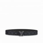 特 Lv Initiales 4.0宽双面腰带是 年春夏男装系列的配饰。Taga 皮革触感柔软，与另一面的Monogram 帆布碰撞色彩。同色 Lv 字母以抛光