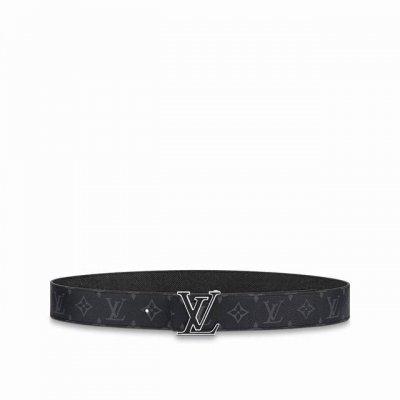 特 Lv Initiales 4.0宽双面腰带是 年春夏男装系列的配饰。Taga 皮革触感柔软，与另一面的Monogram 帆布碰撞色彩。同色 Lv 字母以抛光