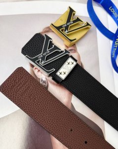 皮带：Lv.路易威登顶级复刻- 腰带：原单品质百分百进口原厂头层牛皮，保证真皮。雕花镂空设计浮雕工艺.真空电镀.永不掉色.24K纯钢扣头层小牛皮荔枝纹双面可用专